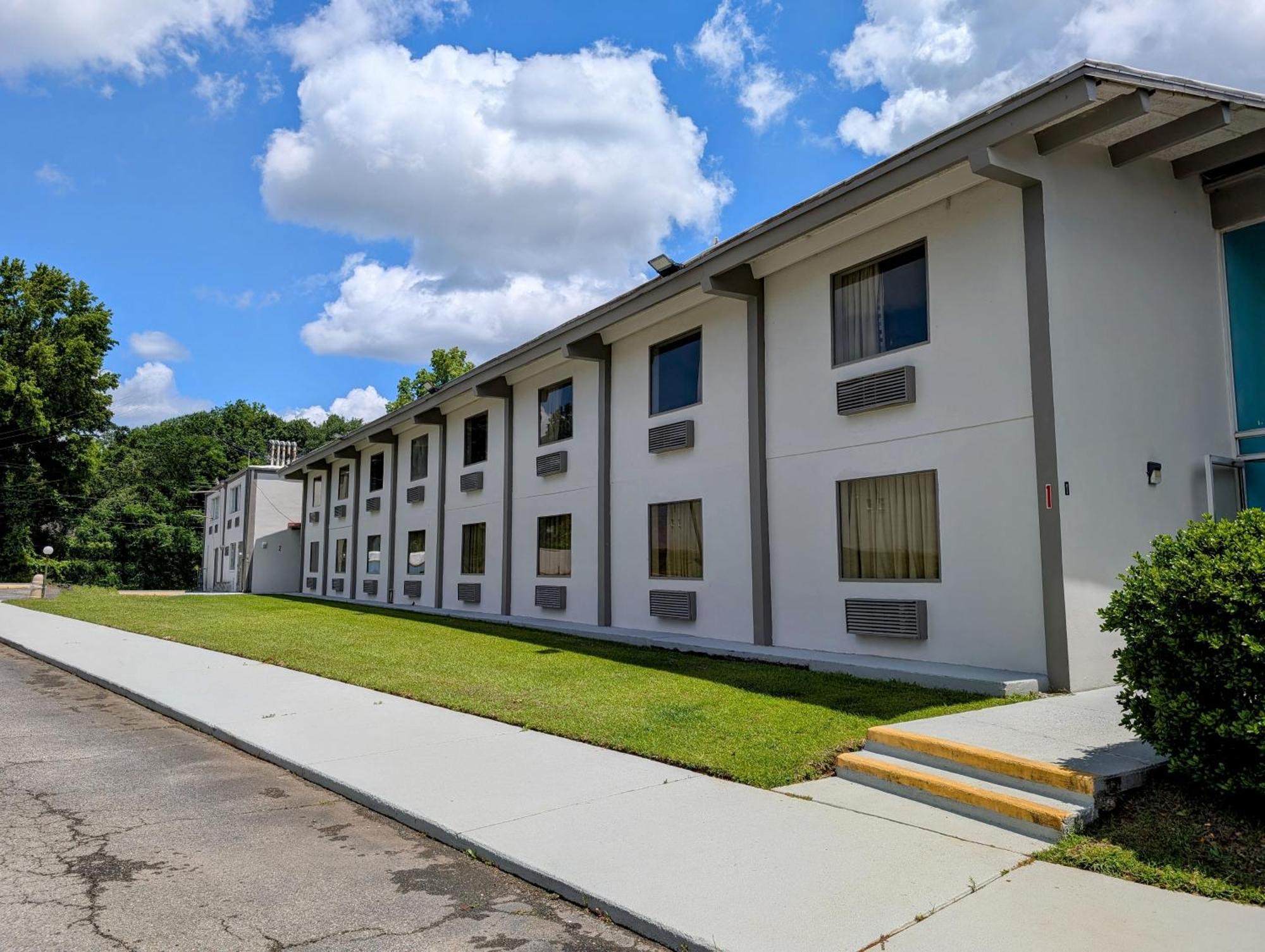 Travelodge By Wyndham Forsyth Exterior photo