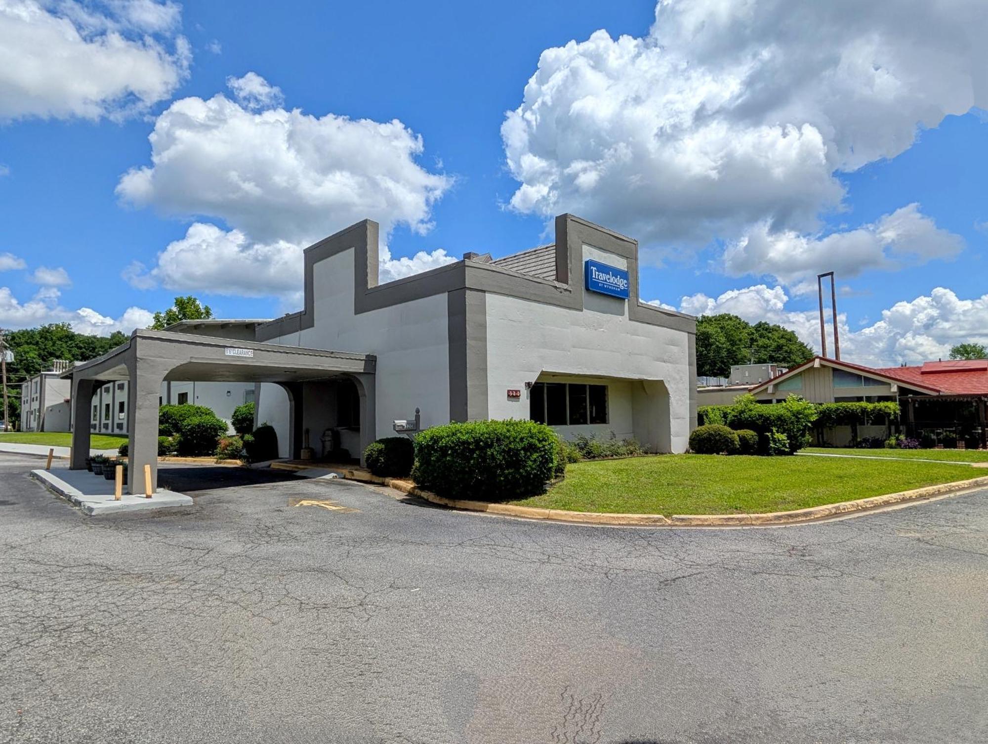 Travelodge By Wyndham Forsyth Exterior photo