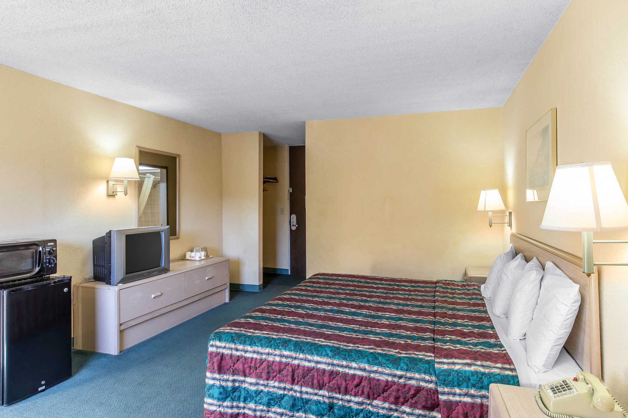 Travelodge By Wyndham Forsyth Room photo