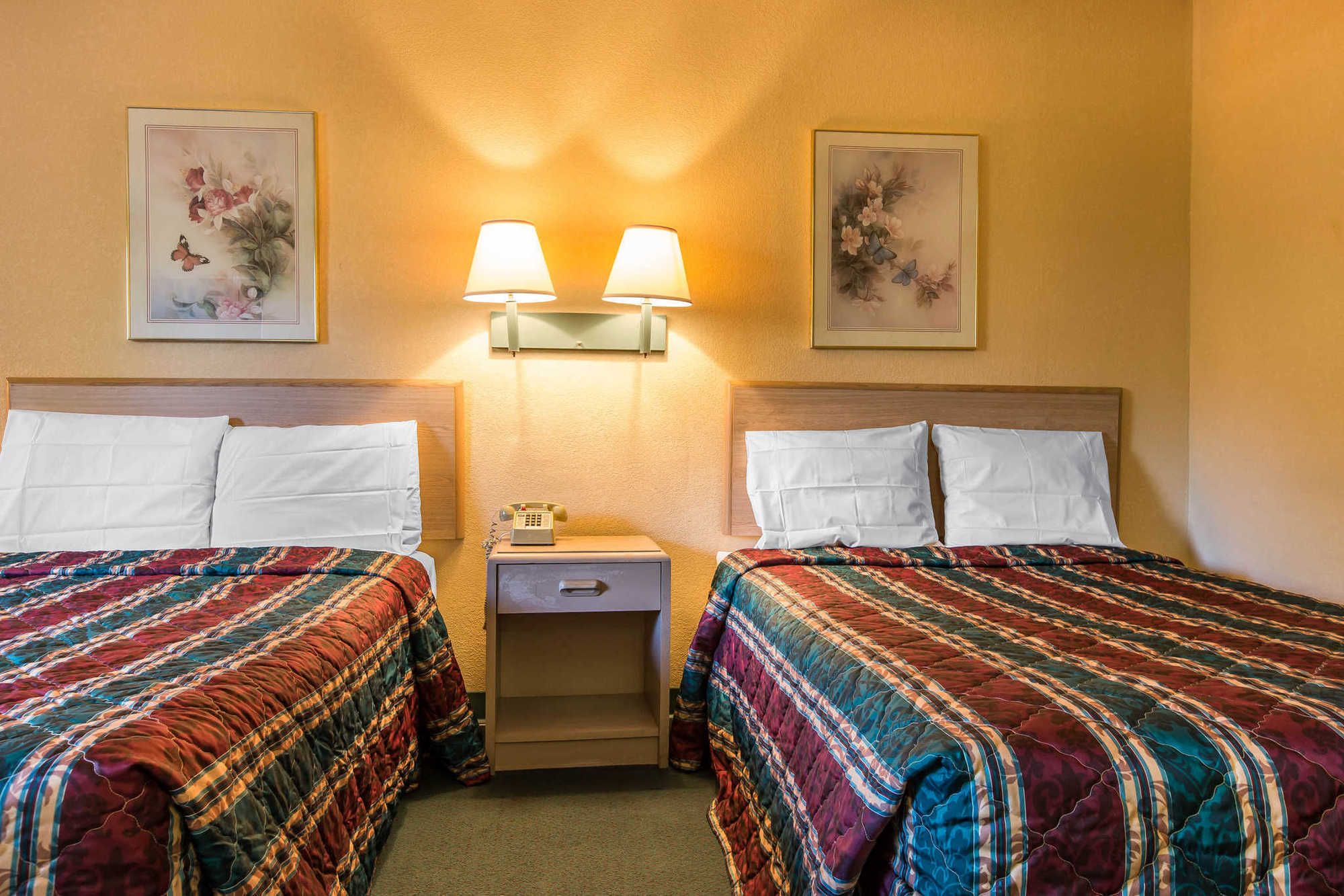 Travelodge By Wyndham Forsyth Room photo