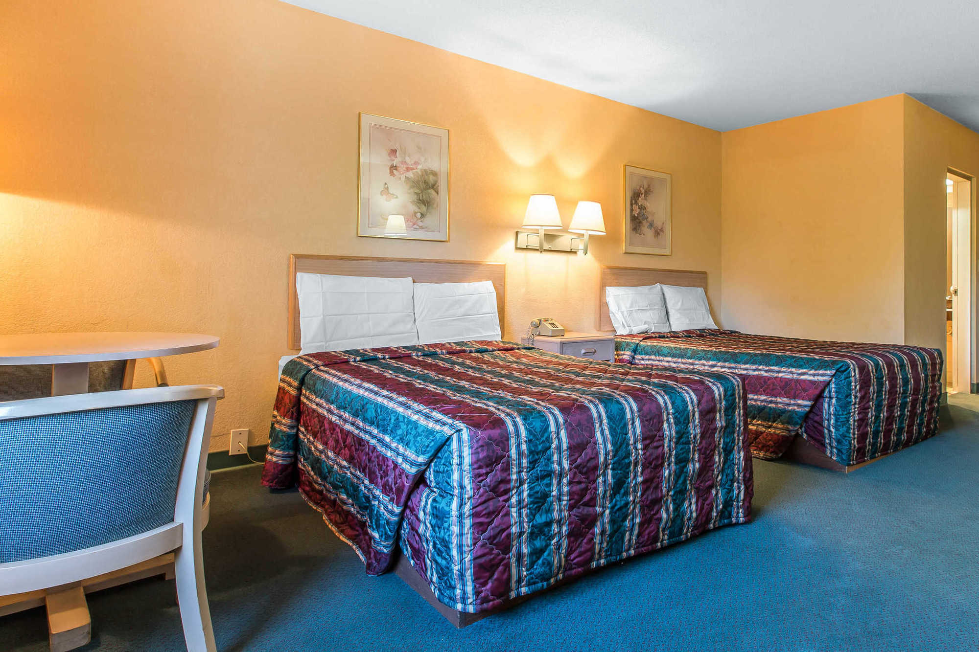 Travelodge By Wyndham Forsyth Room photo