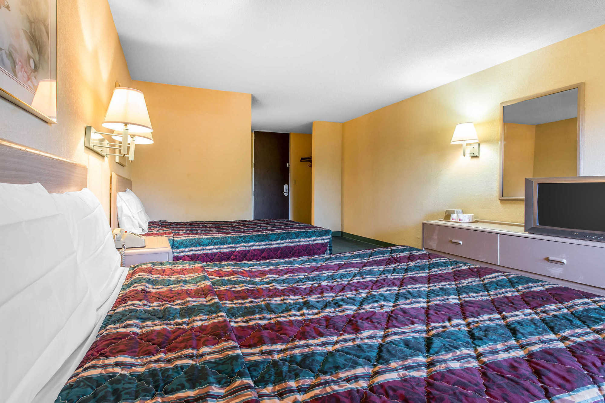Travelodge By Wyndham Forsyth Room photo