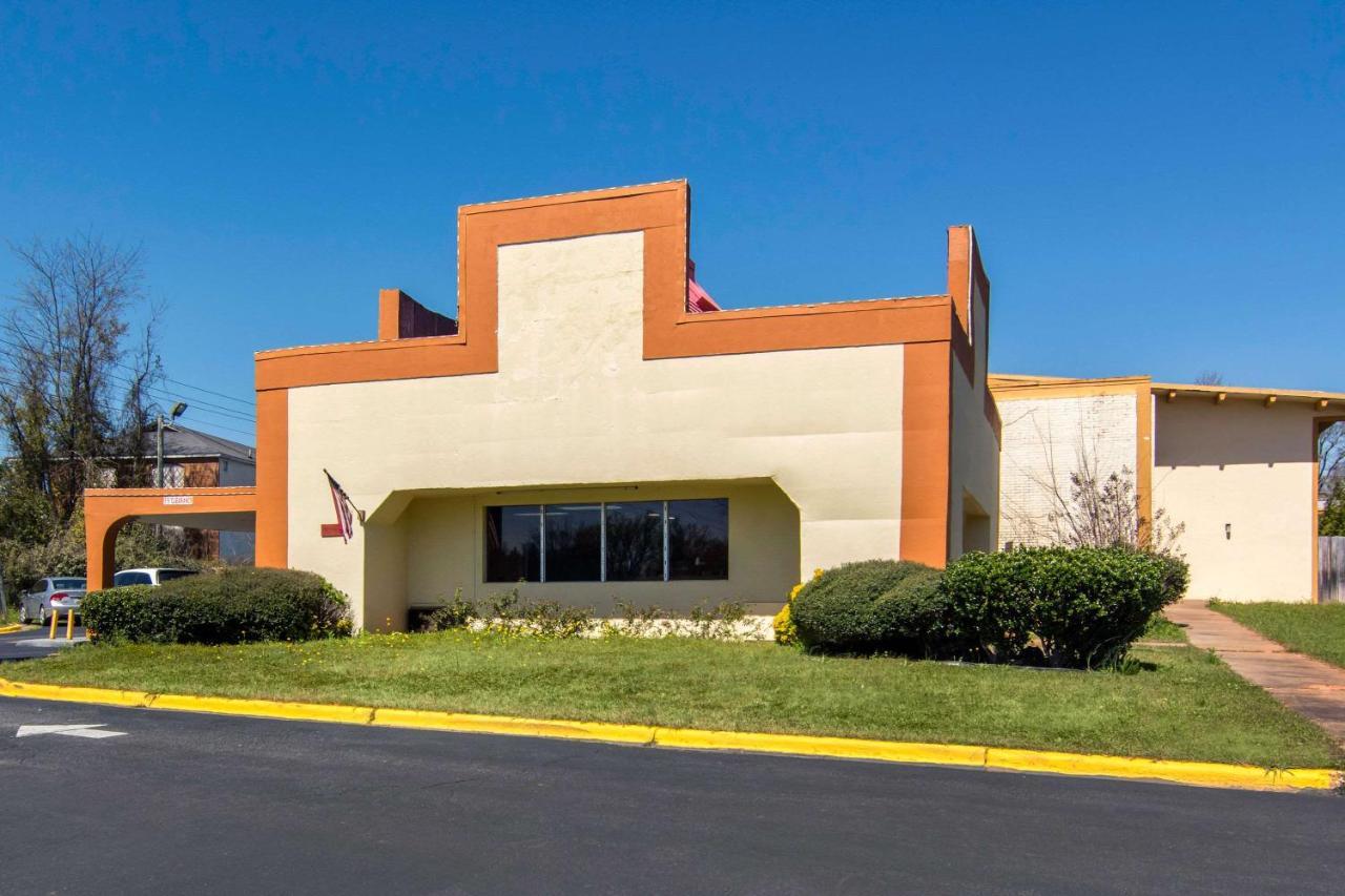 Travelodge By Wyndham Forsyth Exterior photo